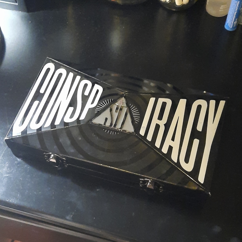 Conspiracy palette